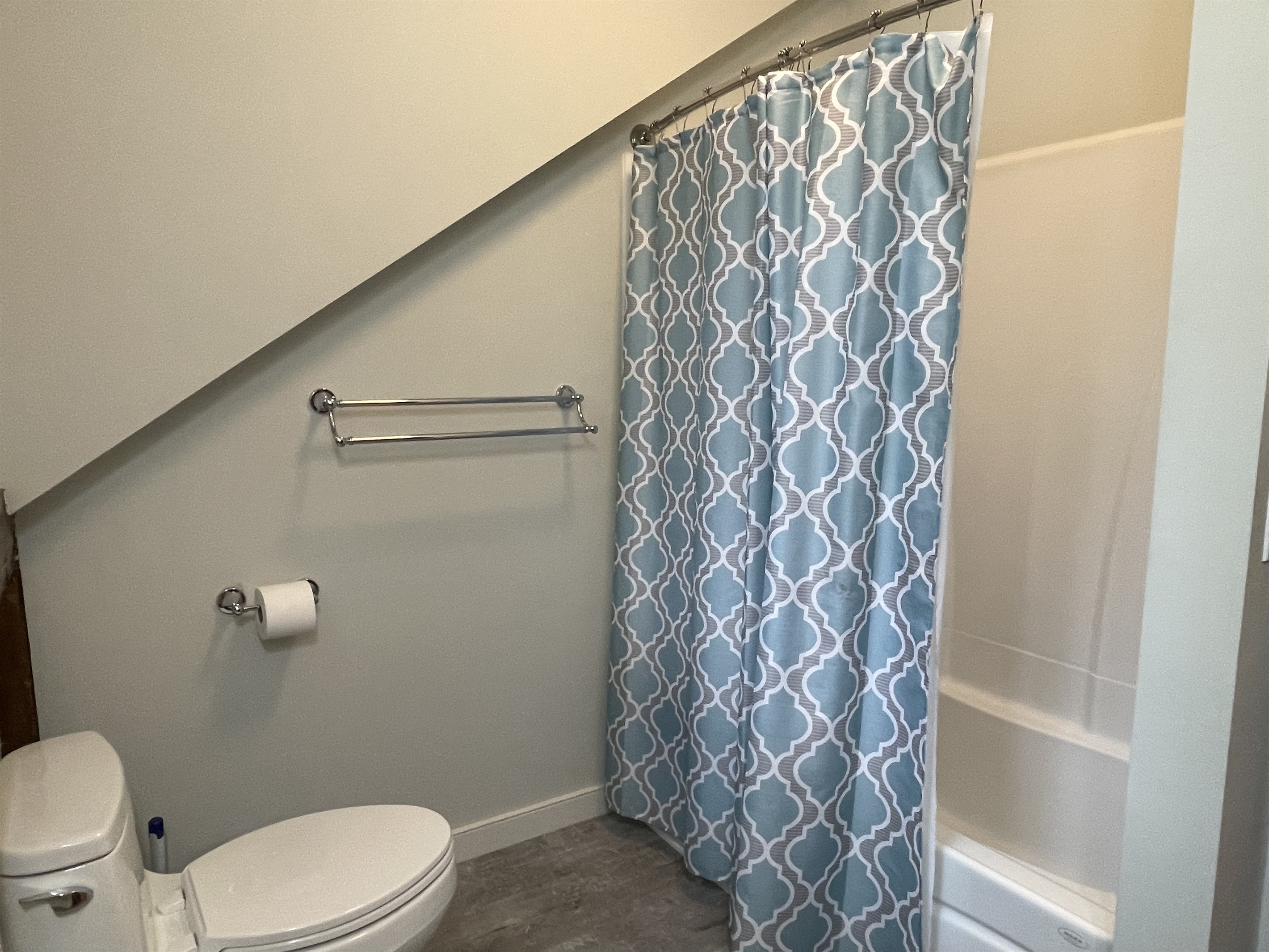 2nd floor bath w/ tub/shower