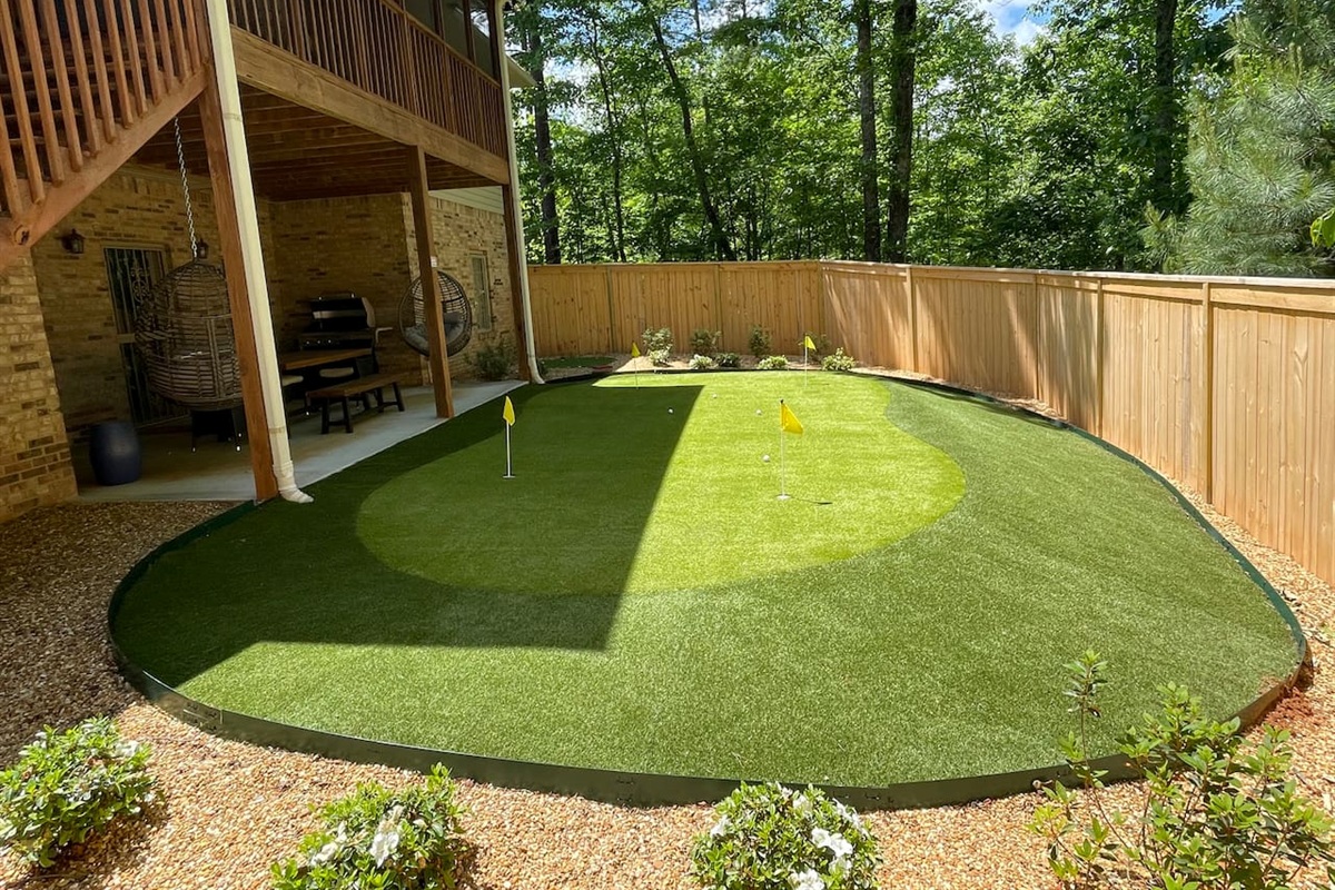 Enjoy your own private outdoor putting green with White and Pink Azaleas! - Feels like you're at the Masters !
