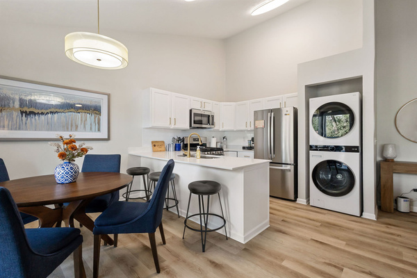 2B/2BA Near ND | Private Balcony | Walk to Campus, photo 6