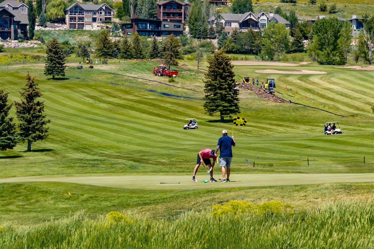 ee off at Wolf Creek Golf Course, 2 minutes away.