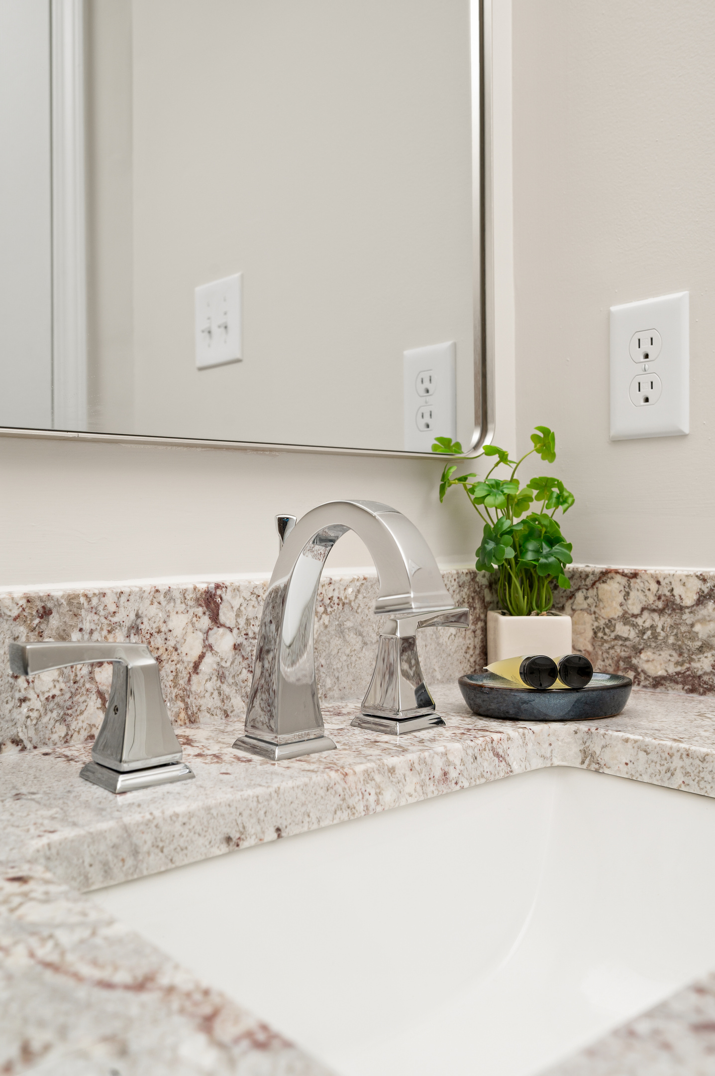 To help you settle in, we provide a starter supply of bathroom essentials, including shampoo, conditioner, body wash, toilet paper, and fresh towels for your arrival.