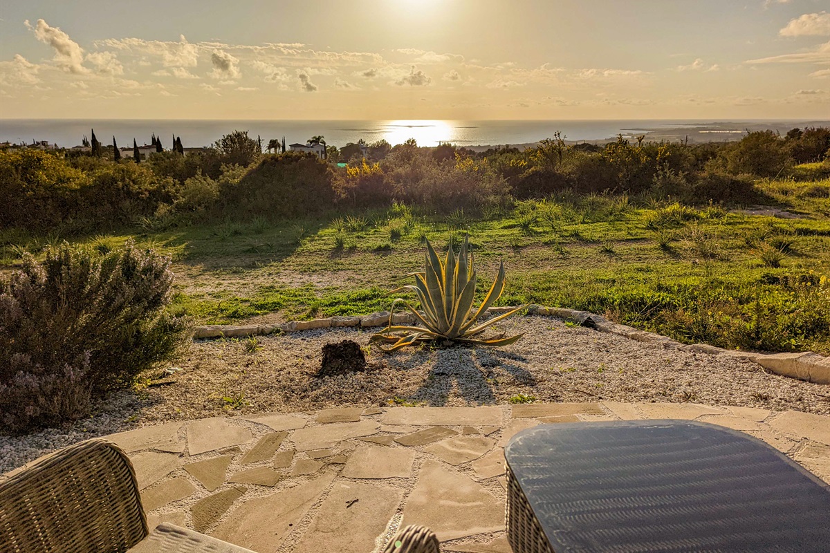 Tucked beside the garden hedge, you have another cozy seating group for enjoying the sunset – or a good book!