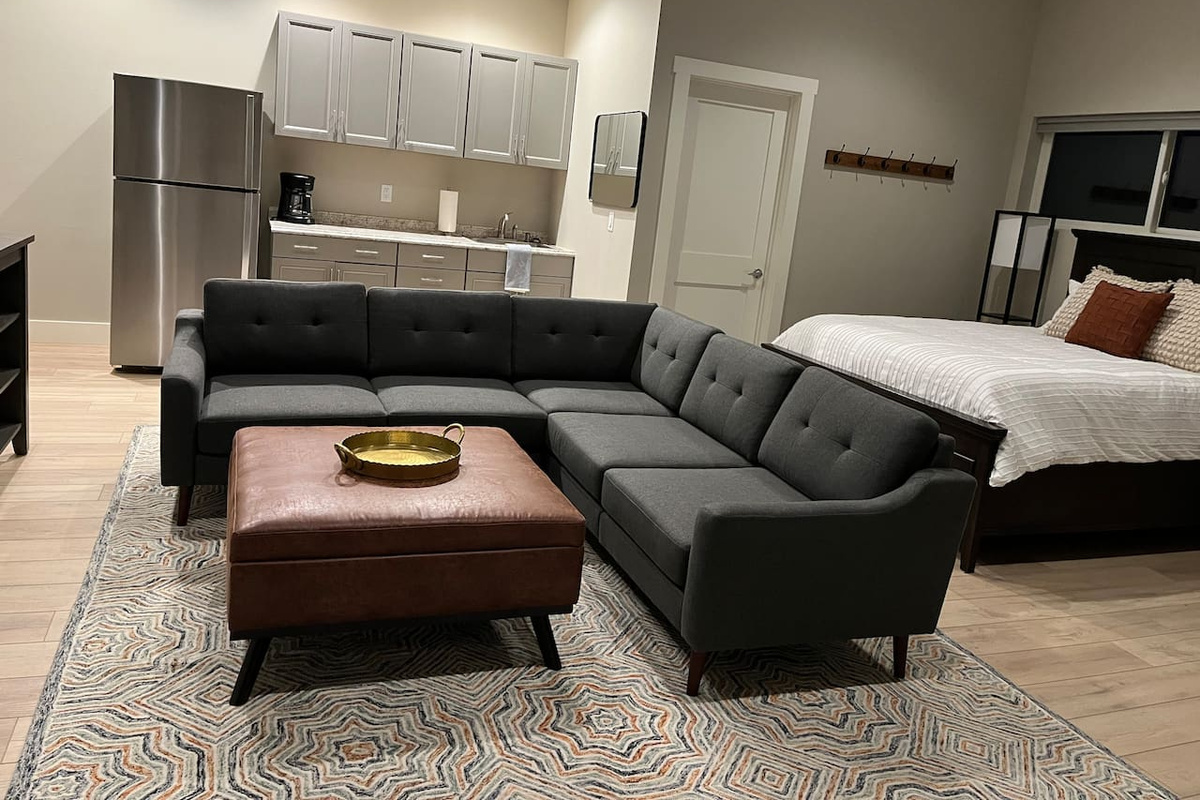 Separate apartment over garage - includes bathroom 4