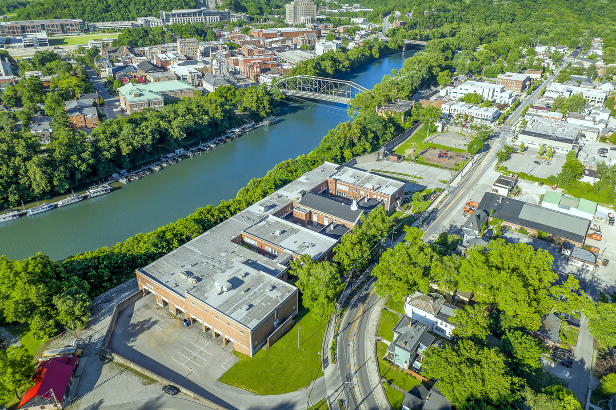 Nestled along a bend of the Kentucky River, Frankfort invites you to explore its charming downtown on foot, just steps from Rickhouse Run.