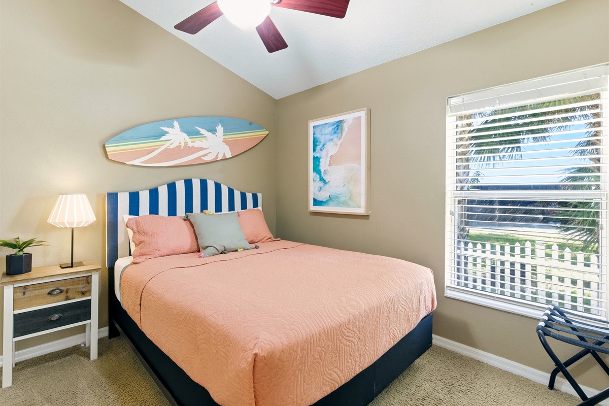 Queen surf room with closet