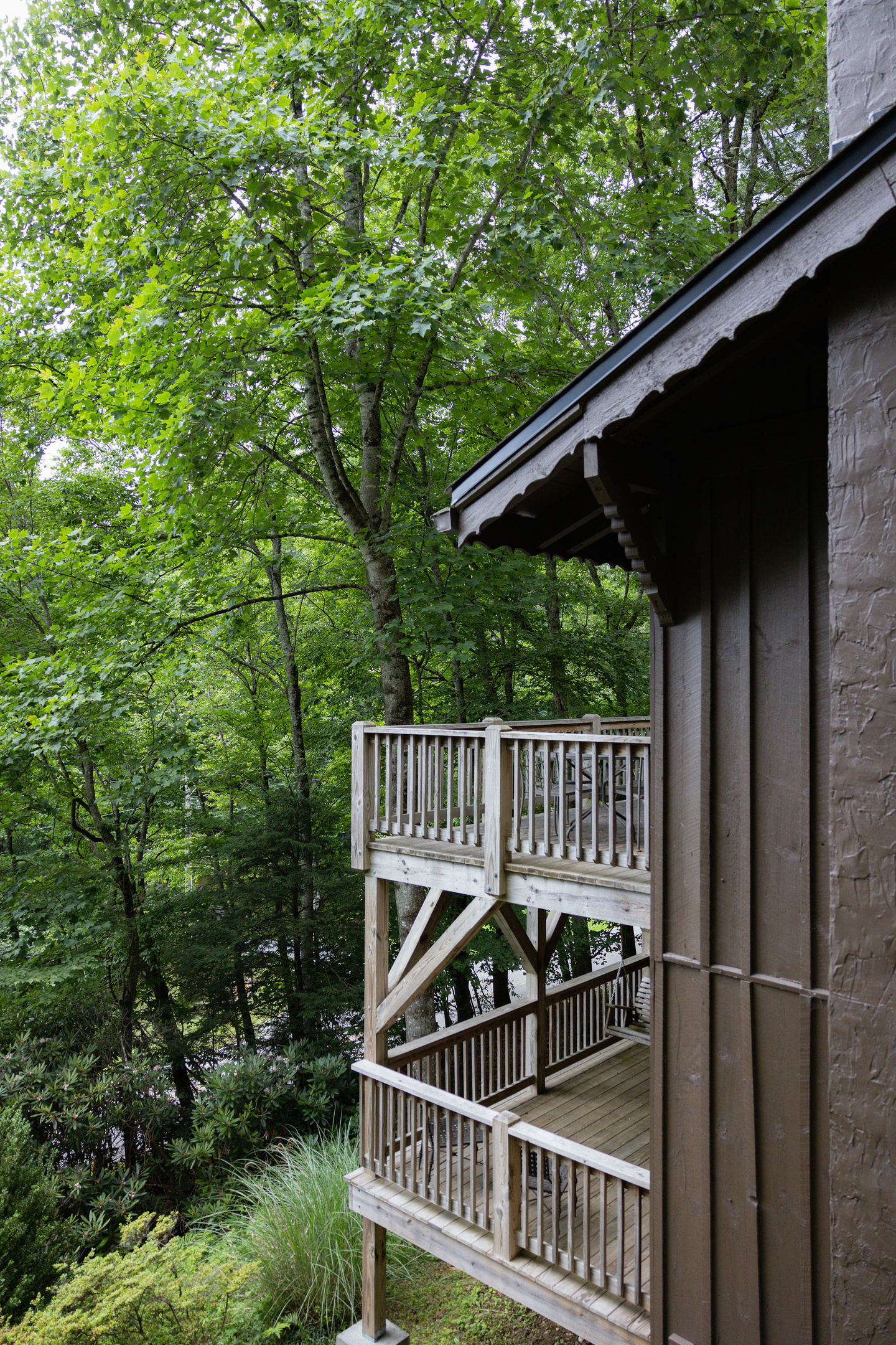 Two levels of outdoor living provide plenty of space to relax, gather, and enjoy the fresh mountain air.
