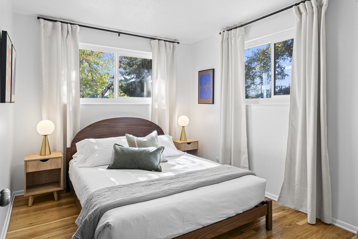 Retro Retreat: Bedroom 2 (Queen)