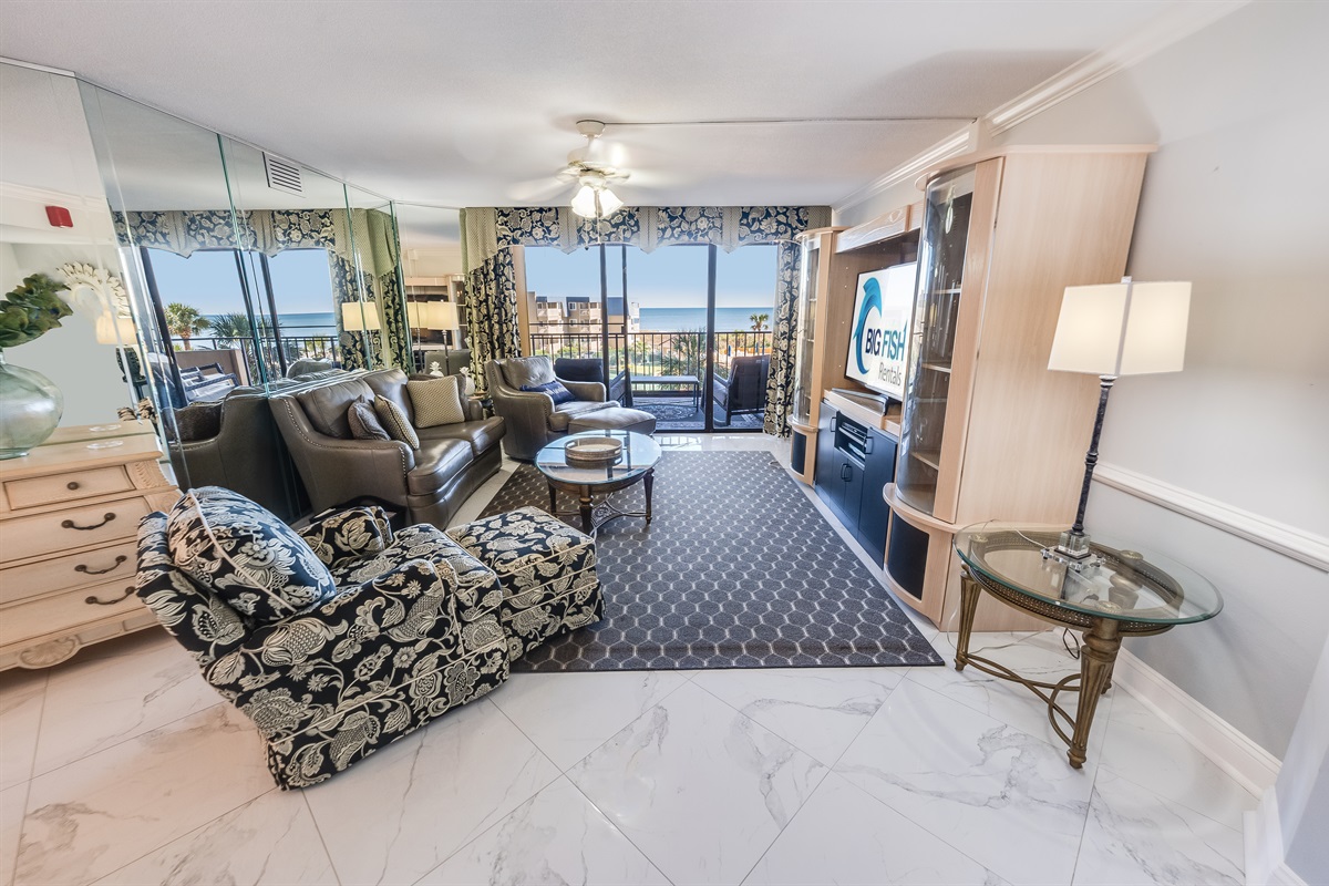 Amazing Living Room with Stunning Views🌊☀️