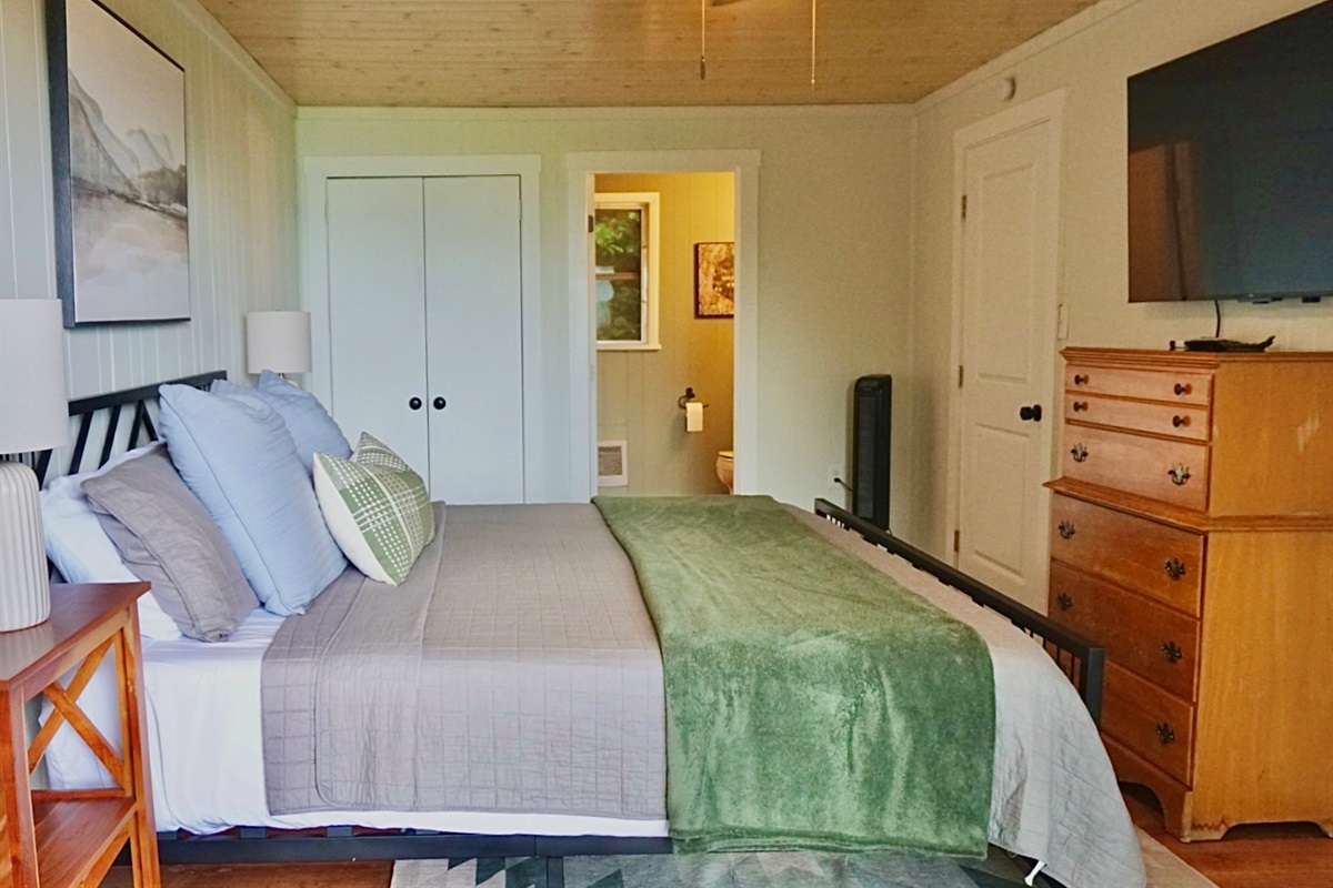Charming Bedroom: Relax in style with a plush bed, elegant decor, and nature-inspired touches!