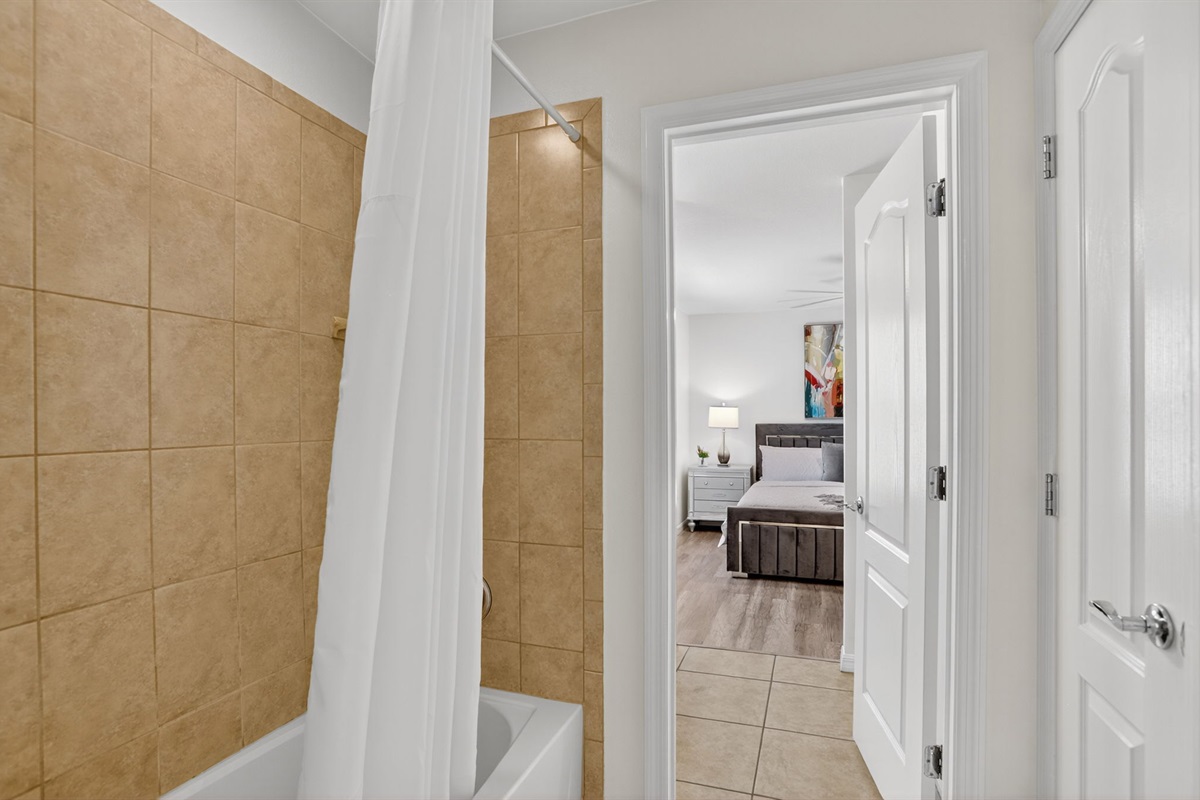 Bath 5 (En Suite)