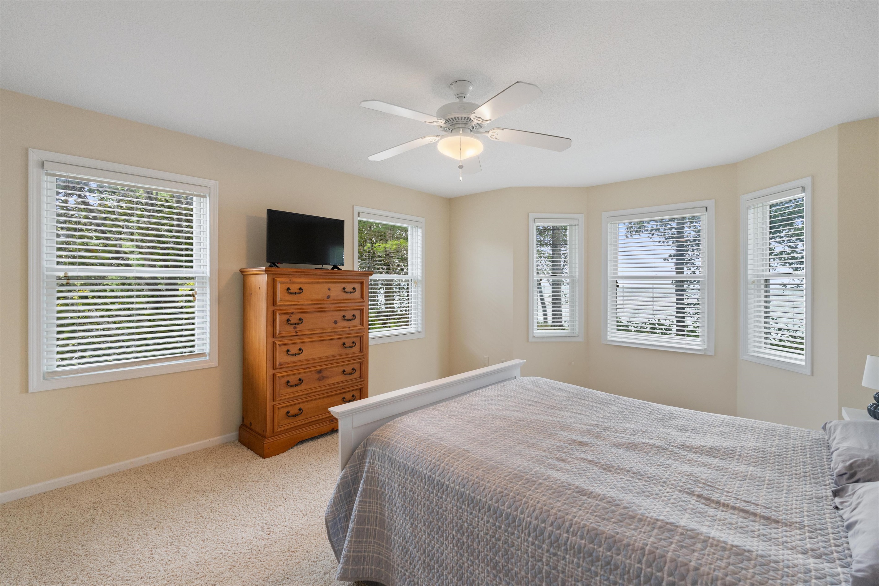 Queen suite - Views that wrap around the house on the lake and yard sides