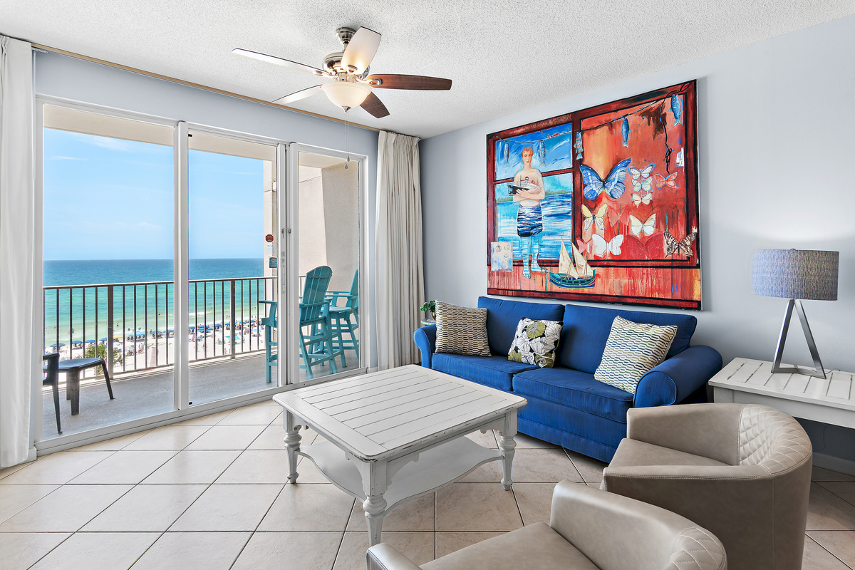 Spacious living area with plenty of seating, Gulf views, 55" Smart TV with easy access to Roku, Prime TV, Netflix, and more!