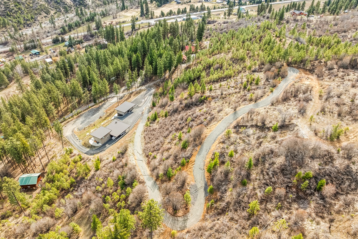 Guesthouse and the owner's main house sit on 13 acres with hiking and snowshoeing up the nearby mountain