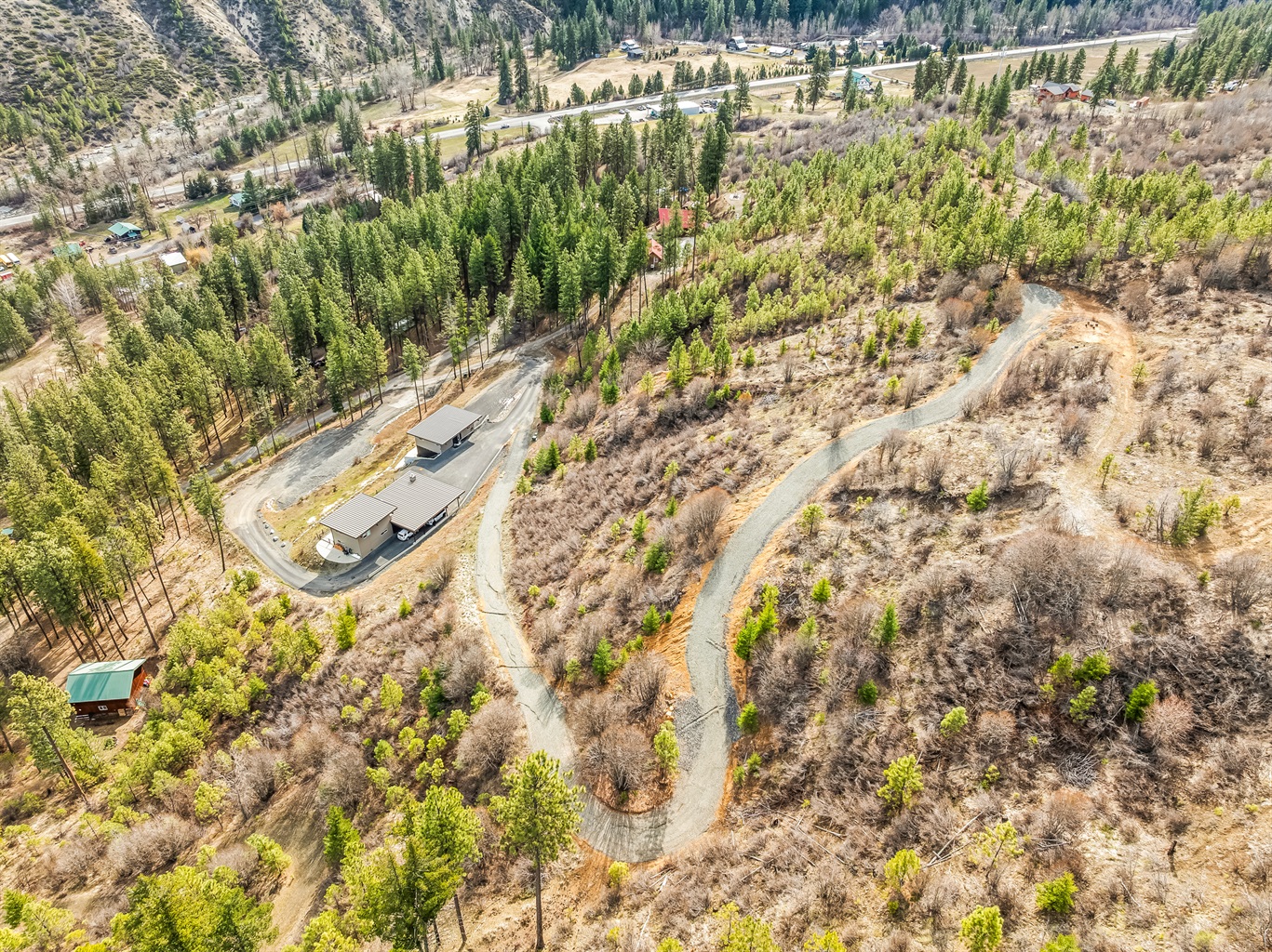 Guesthouse and the owner's main house sit on 13 acres with hiking and snowshoeing up the nearby mountain