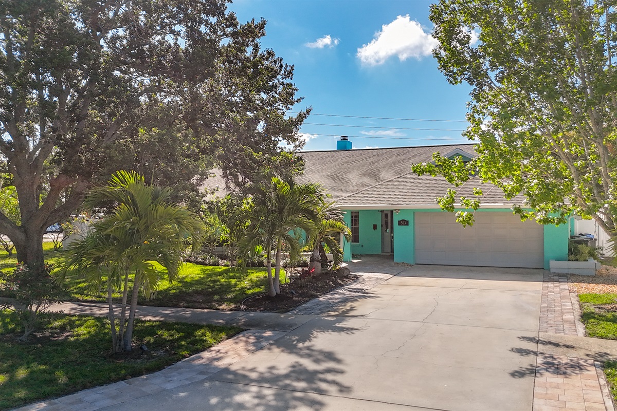 Our spacious driveway, accommodating up to 4 cars. 