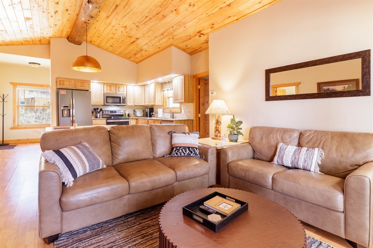 Angler Cove relaxing family room with cozy furnishings