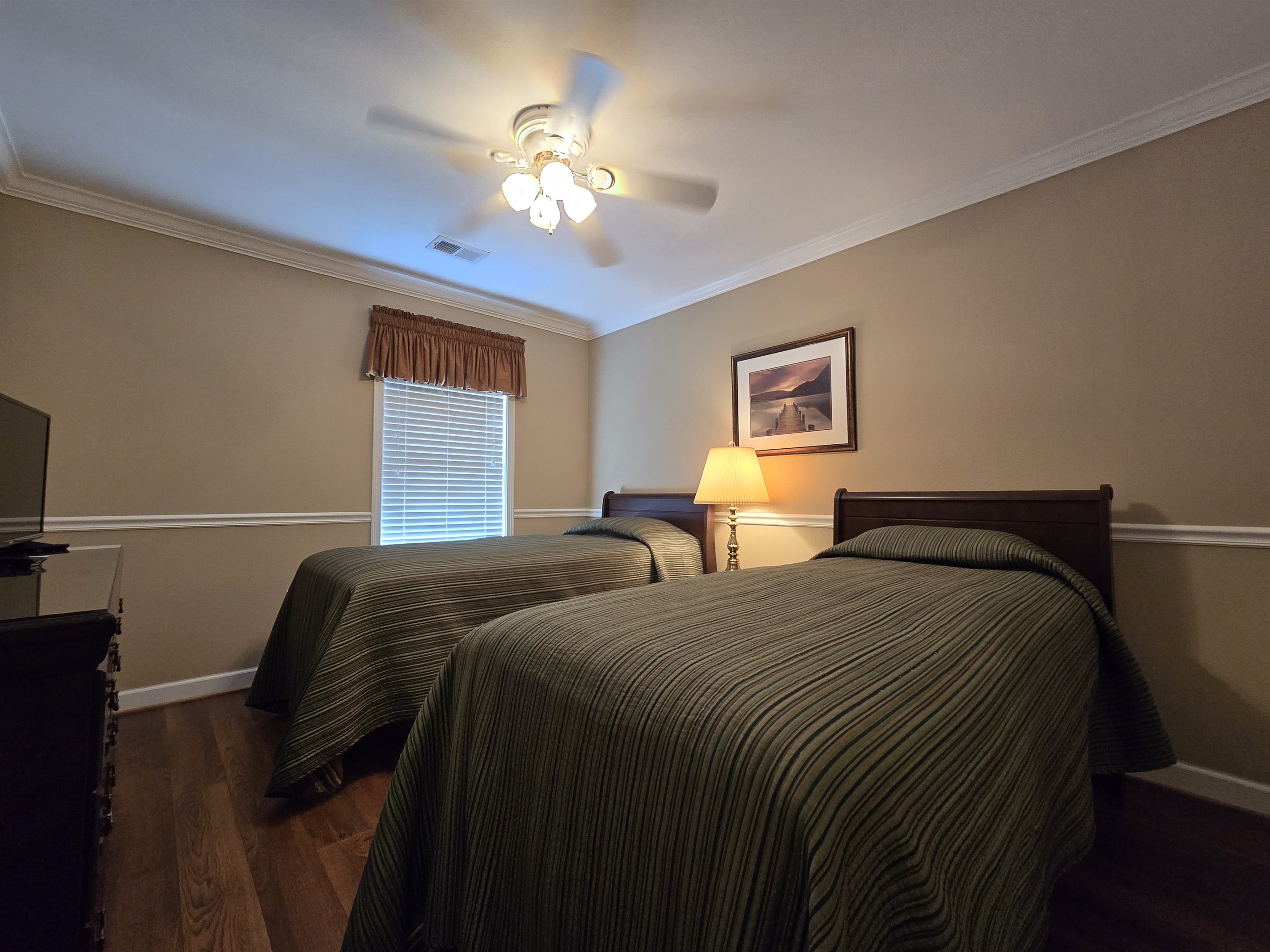 3rd bedroom with 2 twin beds