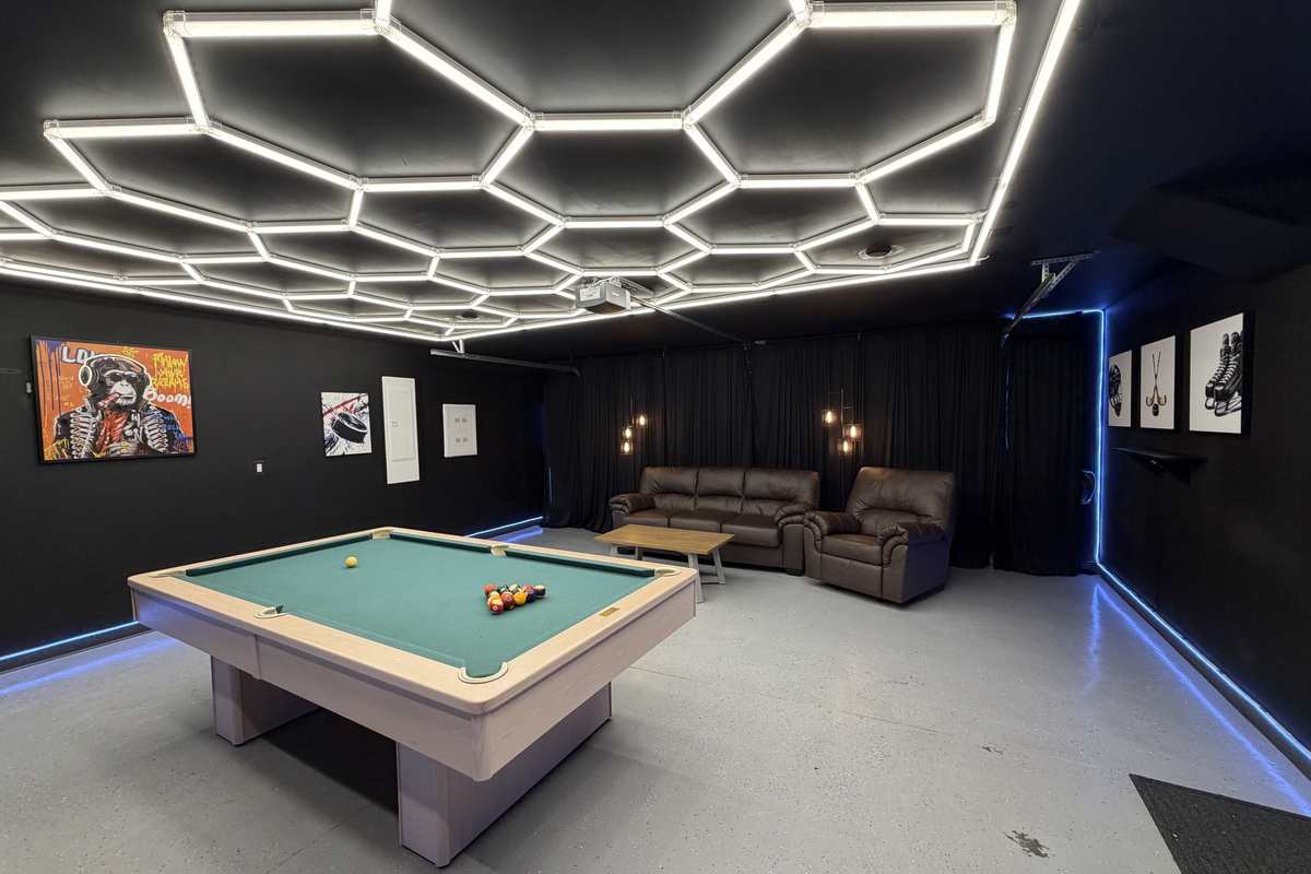 Garage Game Room. Arcade, Pool Table, Couch, Recliner 60" TV