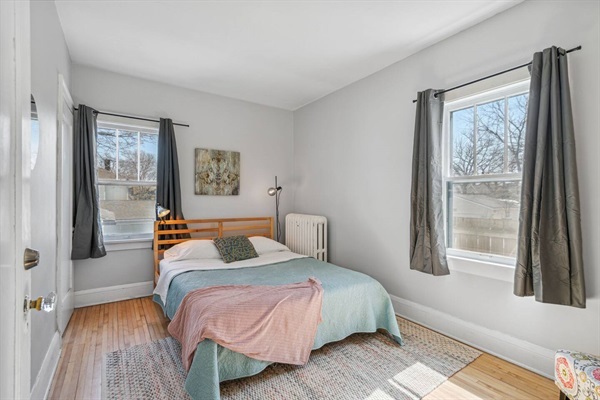 Queen bed in the main level "Pearl Room". Desk and chair also available in this room.
