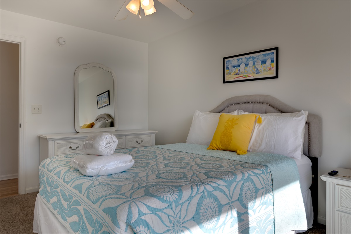 Bright and welcoming 3rd bedroom with a cozy Queen-size bed and cheerful coastal d&eacute;cor