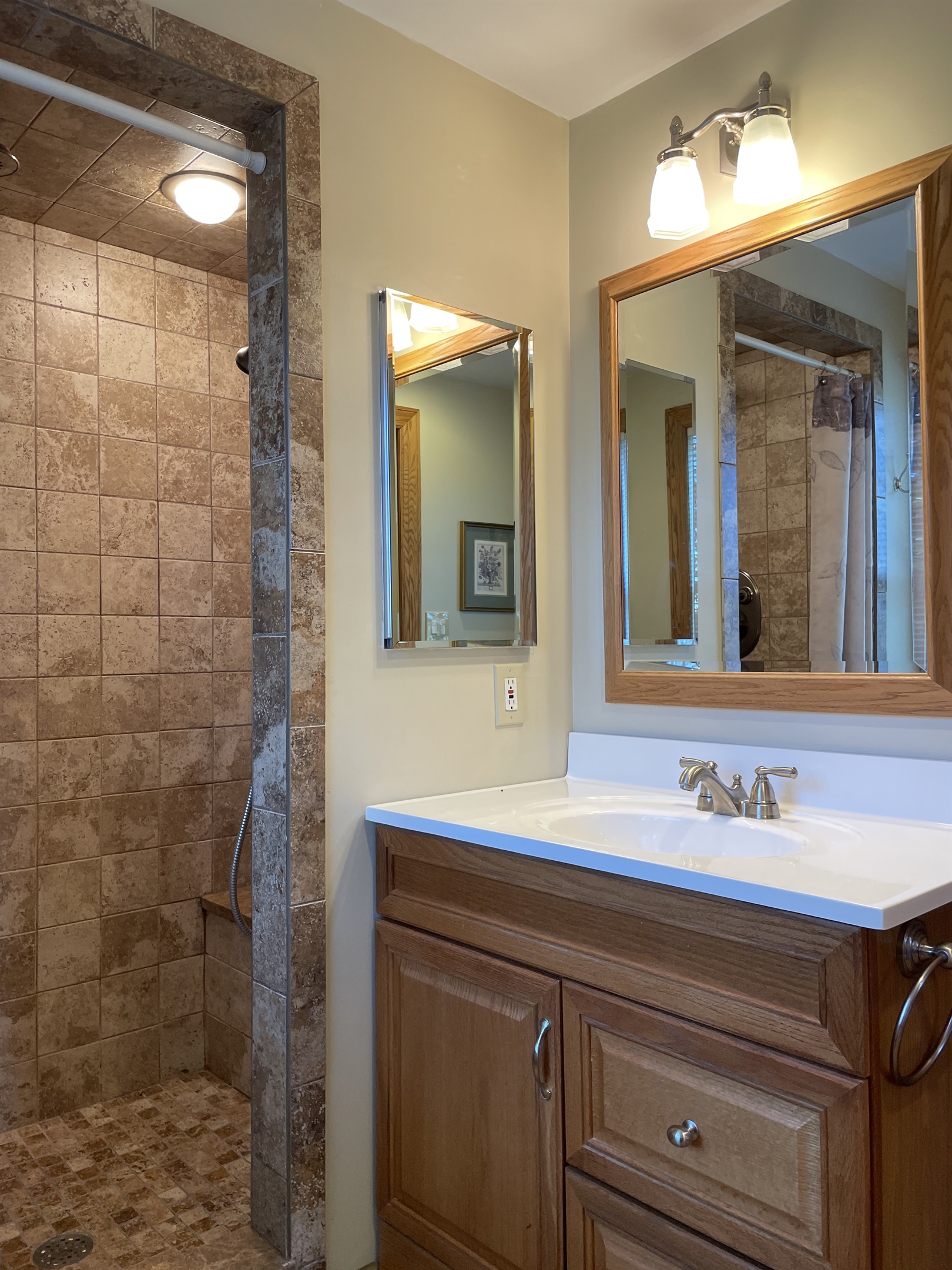 2nd floor King ensuite bath w/ shower