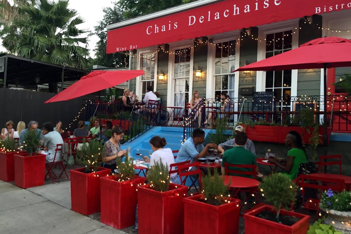 Chais Delachaise and other great restaurants and bars start just 2 blocks away on Maple St.