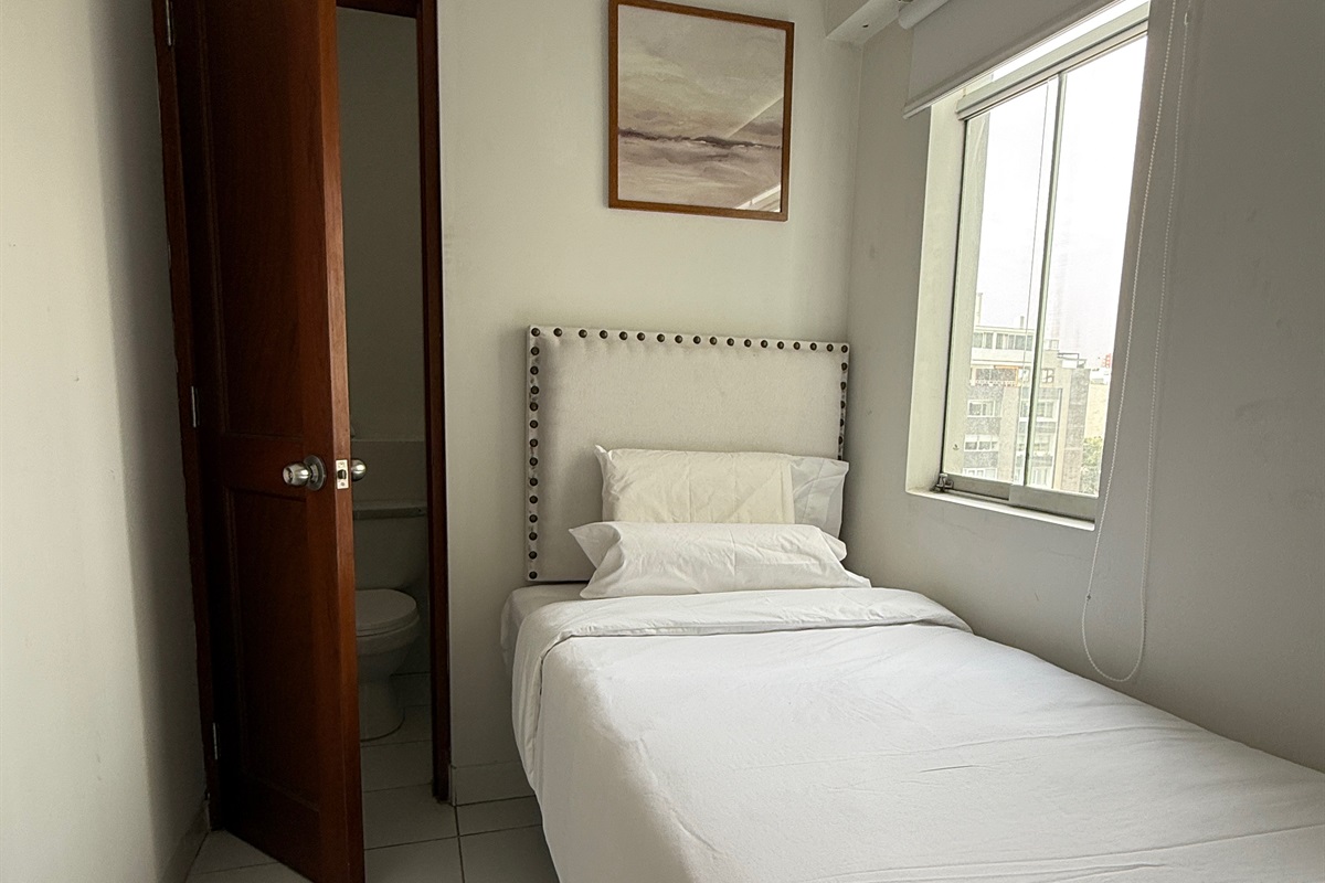 Fourth bedroom (very small by the laundry room) with single bed. Simple and private  /  Dormitorio cuarto (muy pequeño, está al costado de la lavanderia) con cama simple. Simple y privado