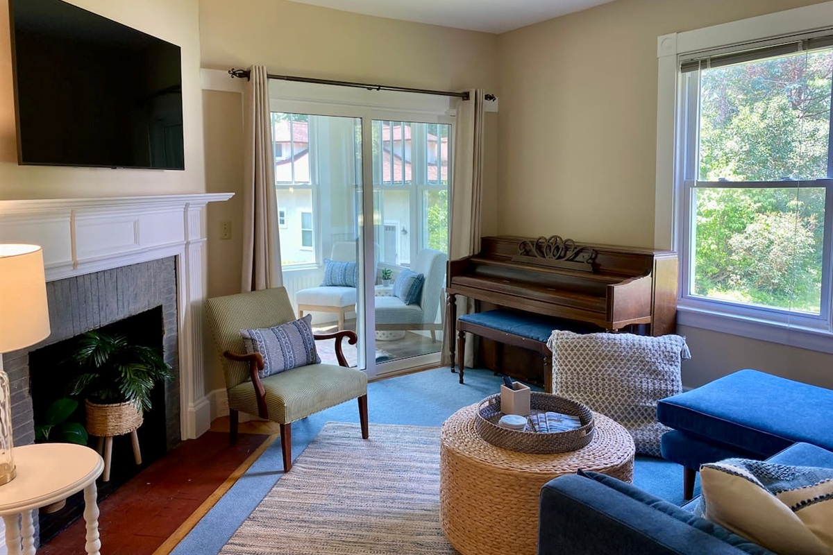 Living room/Entertainment area