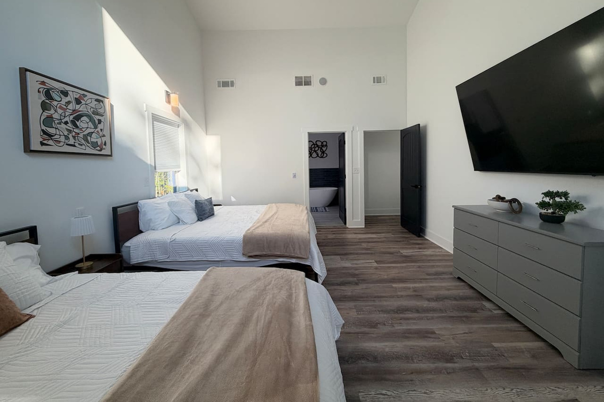 Located on second story. 1 king bed and 1 queen bed. Connects to large bathroom and the other upstairs bedroom. 