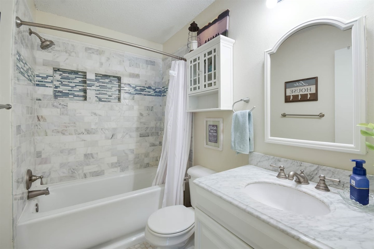 Shared Full Bath between Guest Bedroom