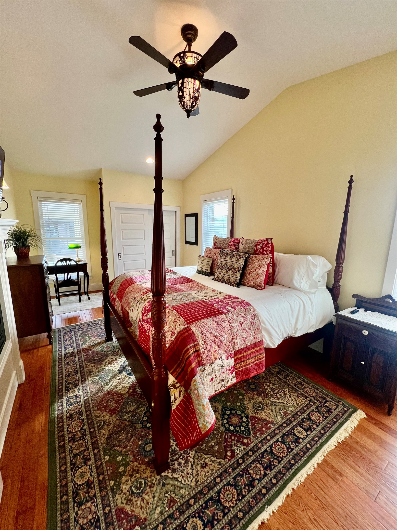 Upgrade your morning routine. Bathed in natural light, this dedicated workspace offers a front-row seat to downtown —the perfect backdrop for your next big idea.