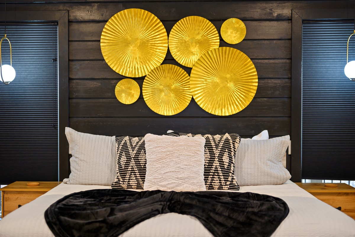 A well-appointed bedroom featuring a king-sized bed, ideal for stretching out and enjoying uninterrupted sleep.