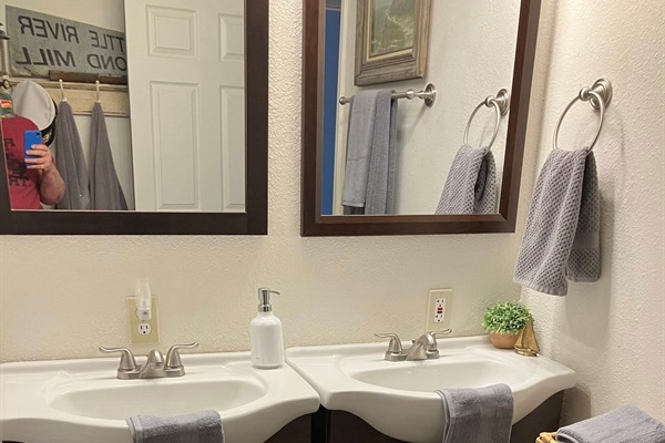 Plenty of washcloths, hand towels and bath towels are supplied for your stay!
