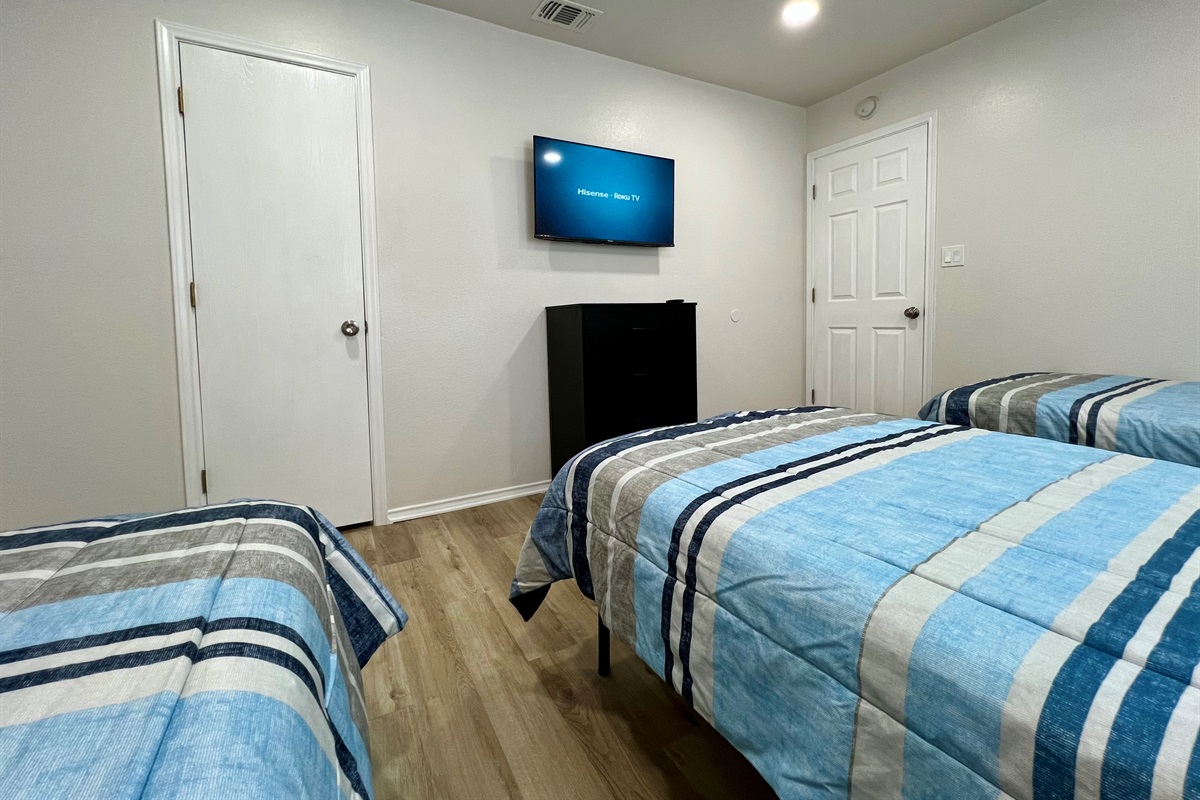 3rd bedroom - 3 twin beds (Smart TV!)