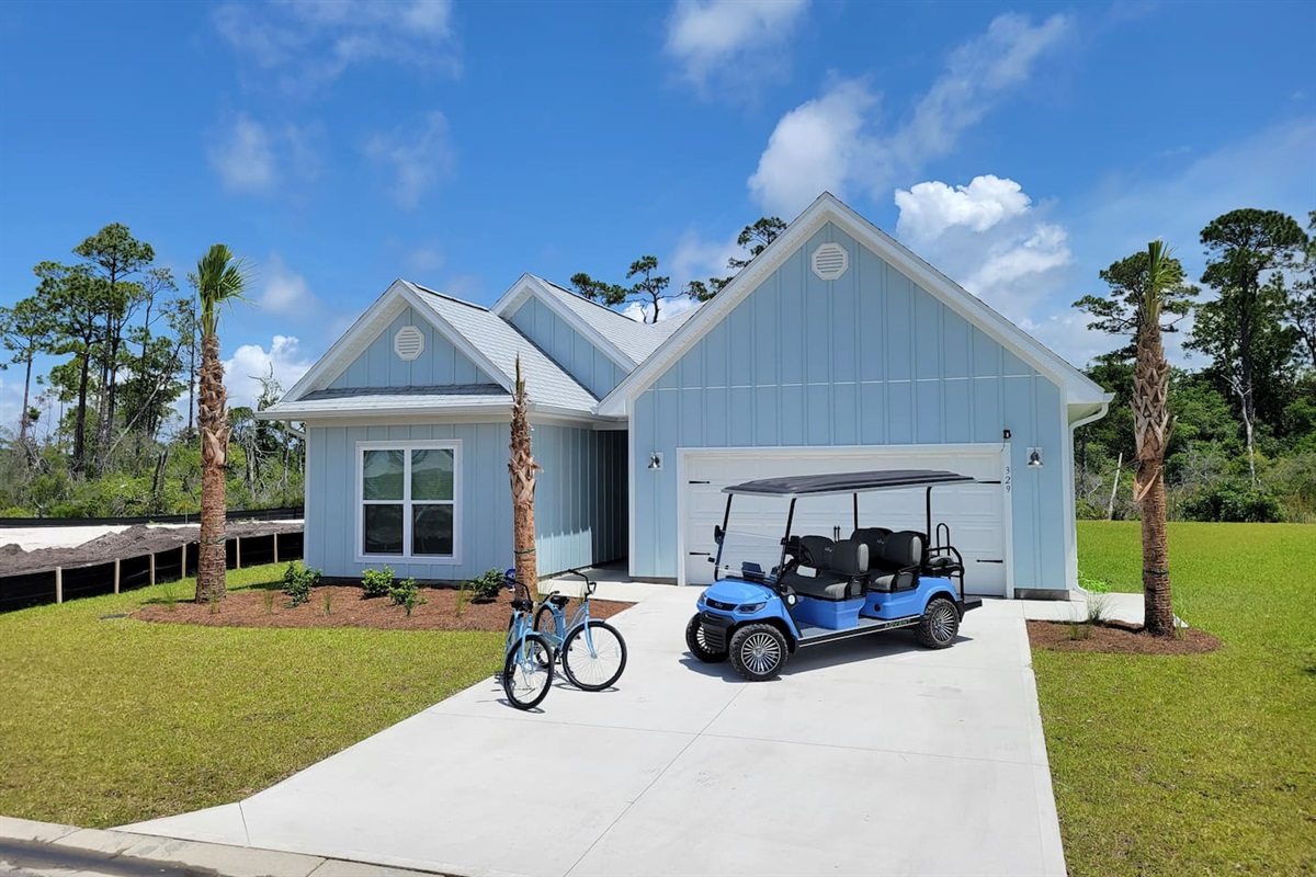 6-seater EV golf cart and 2 bicycles included with your stay! 