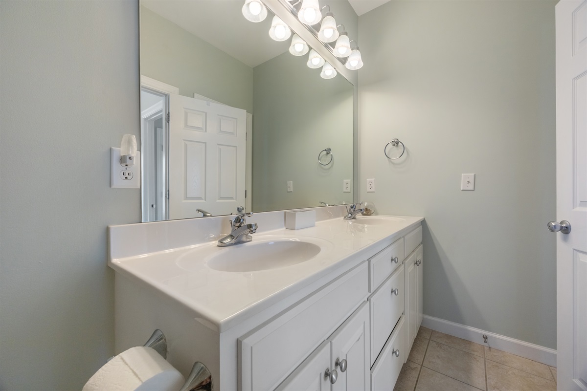Fresh and simple full bathroom with single sink