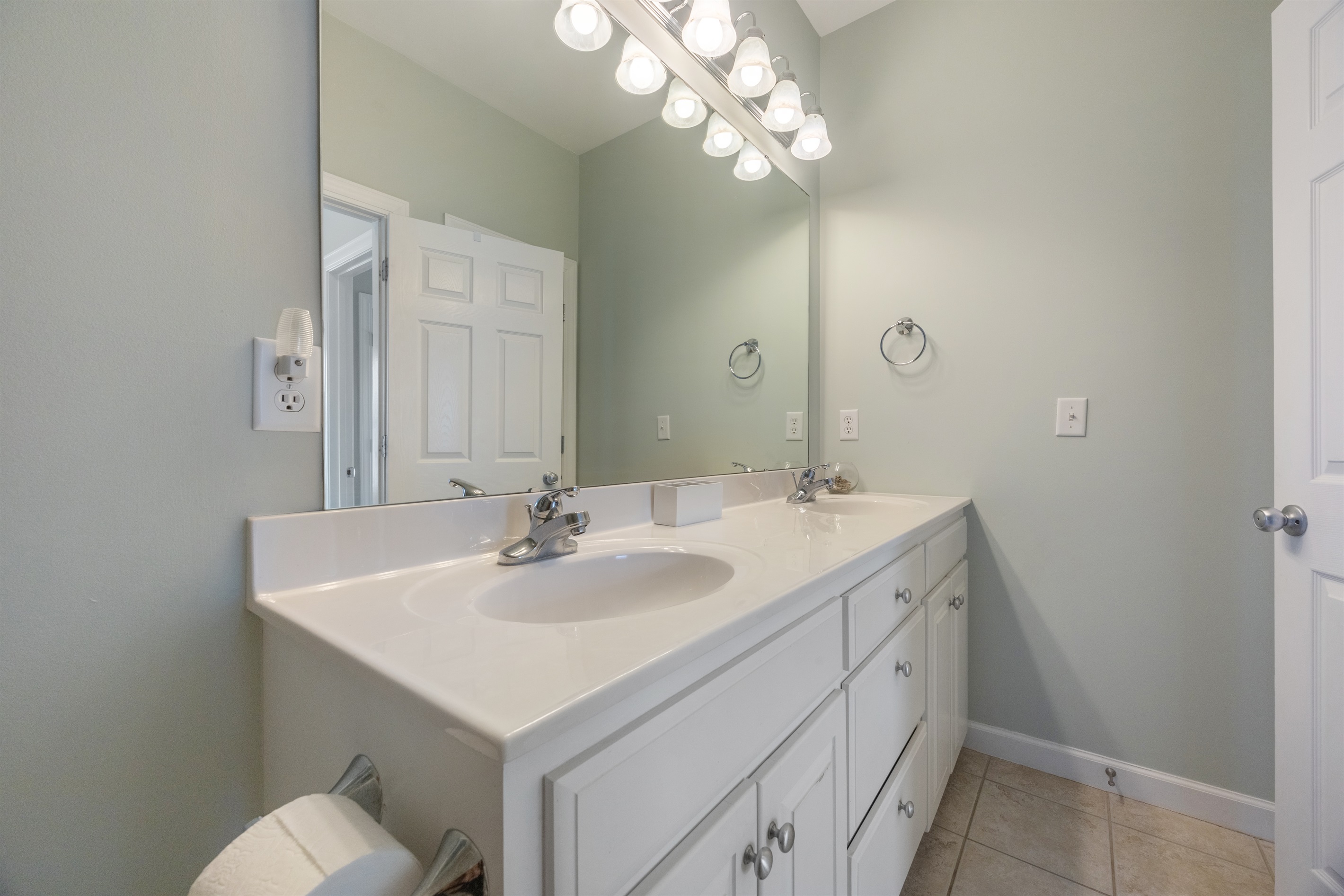 Fresh and simple full bathroom with single sink