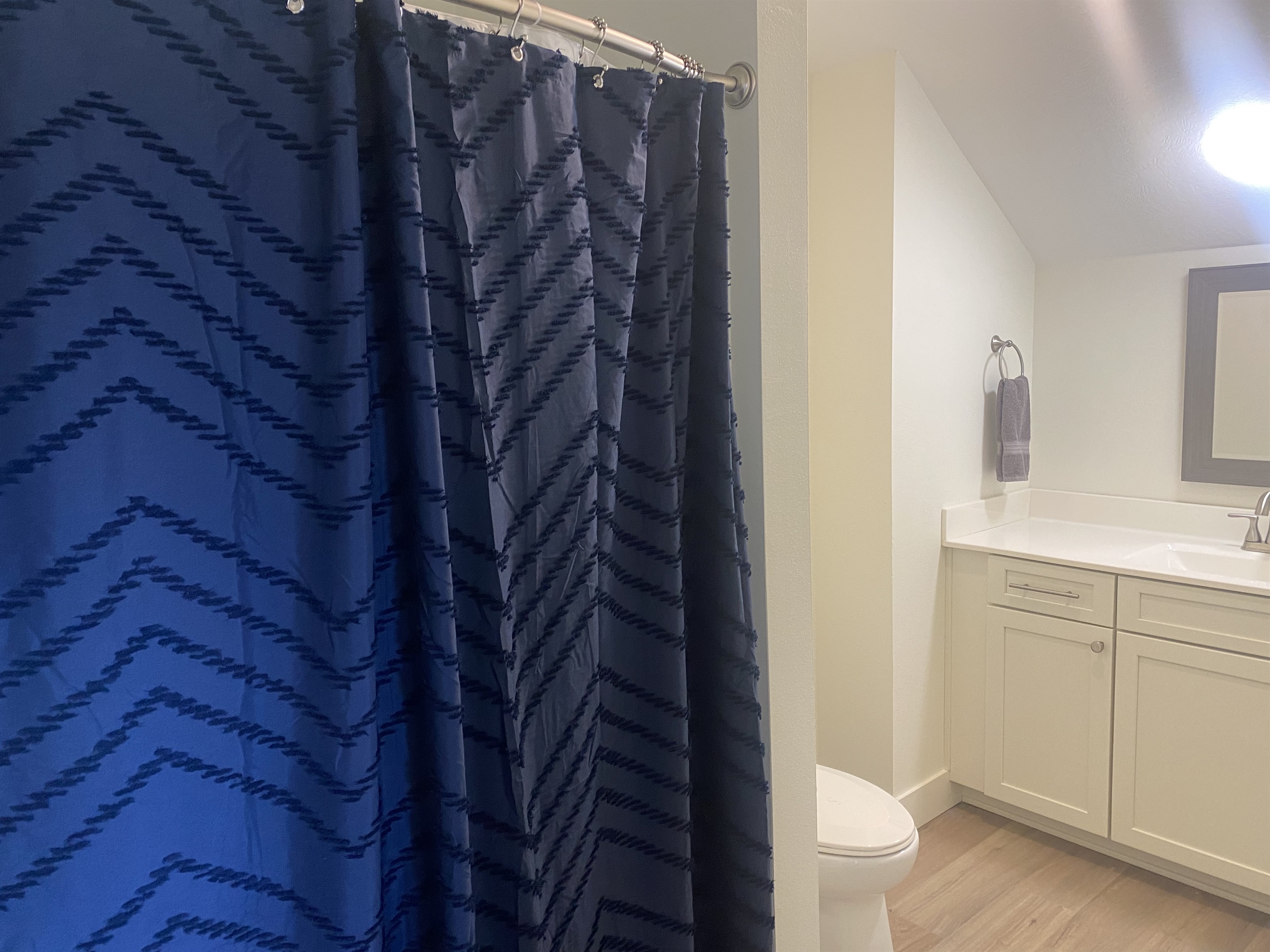 Upper Queen bedroom En suite bath with tub/ shower combo 