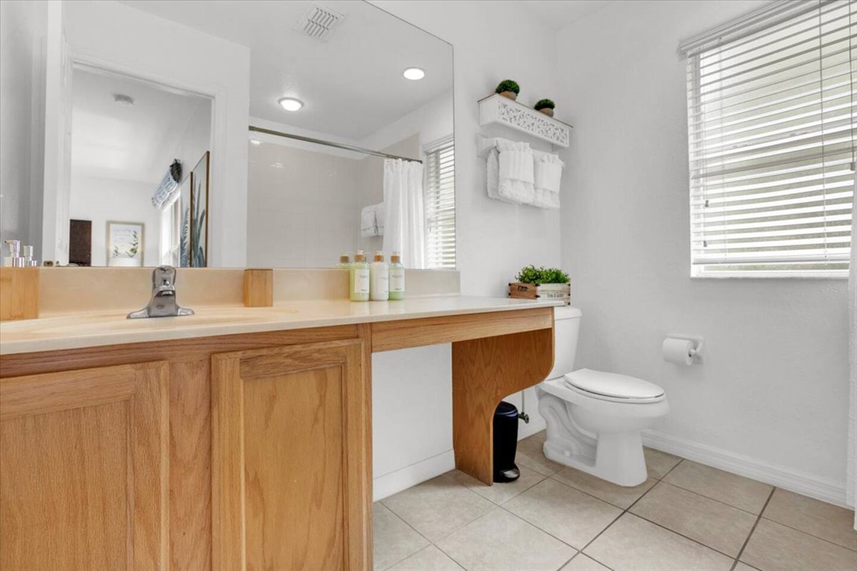 Master bedroom en-suite bathroom
