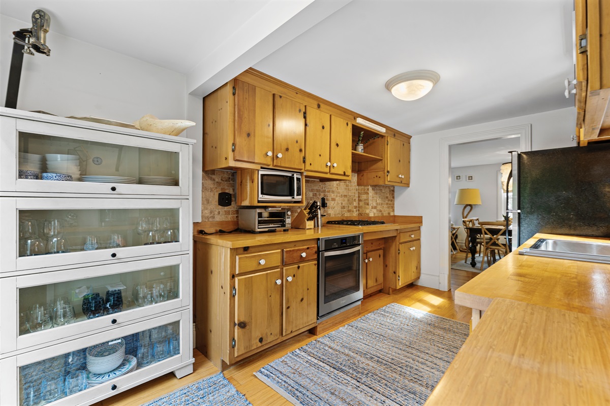 Prepare and enjoy meals with all the essentials at your fingertips.