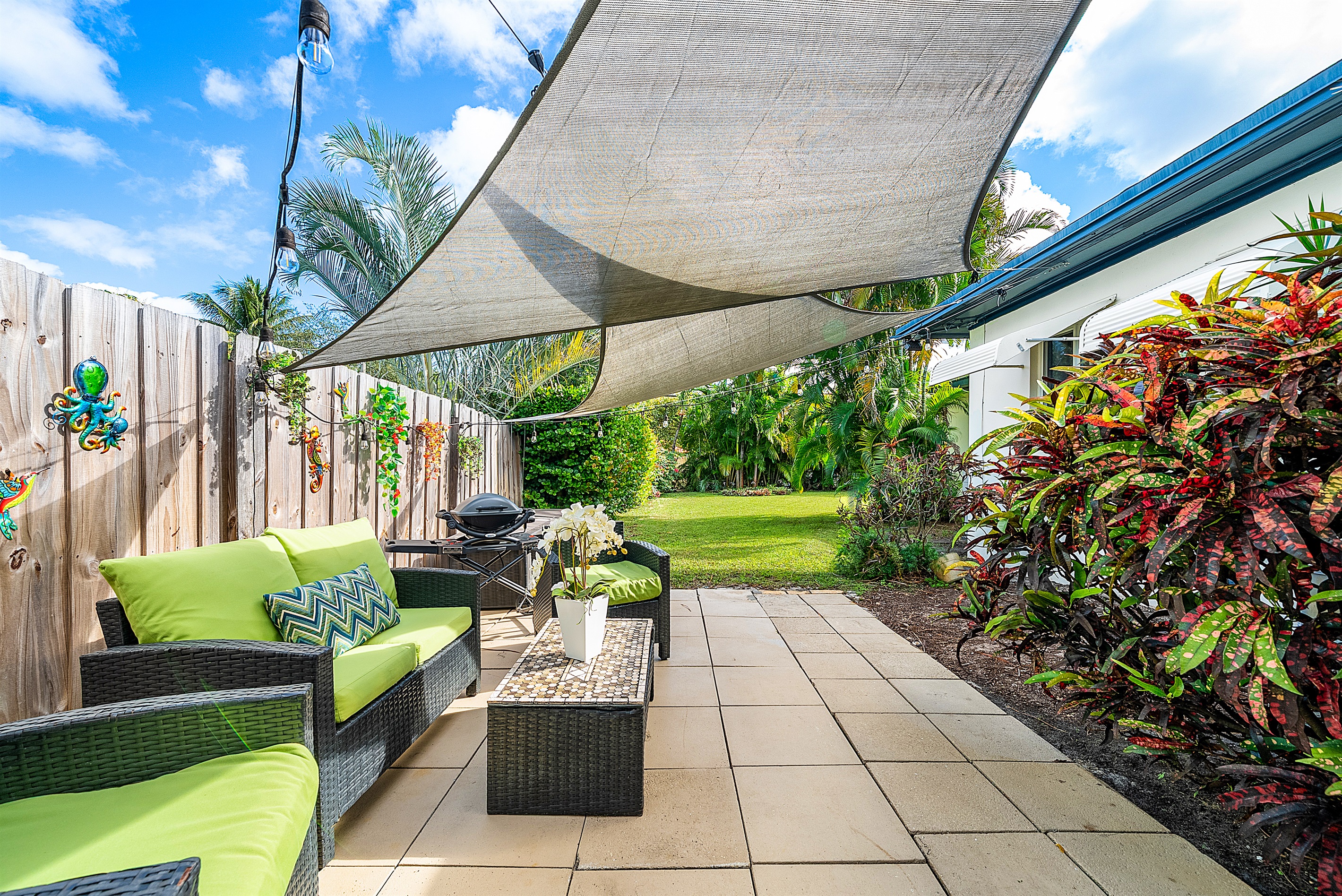 Charming Dual Units With Outdoor Oasis - Ideal Family Retreat - Lake Worth, FL