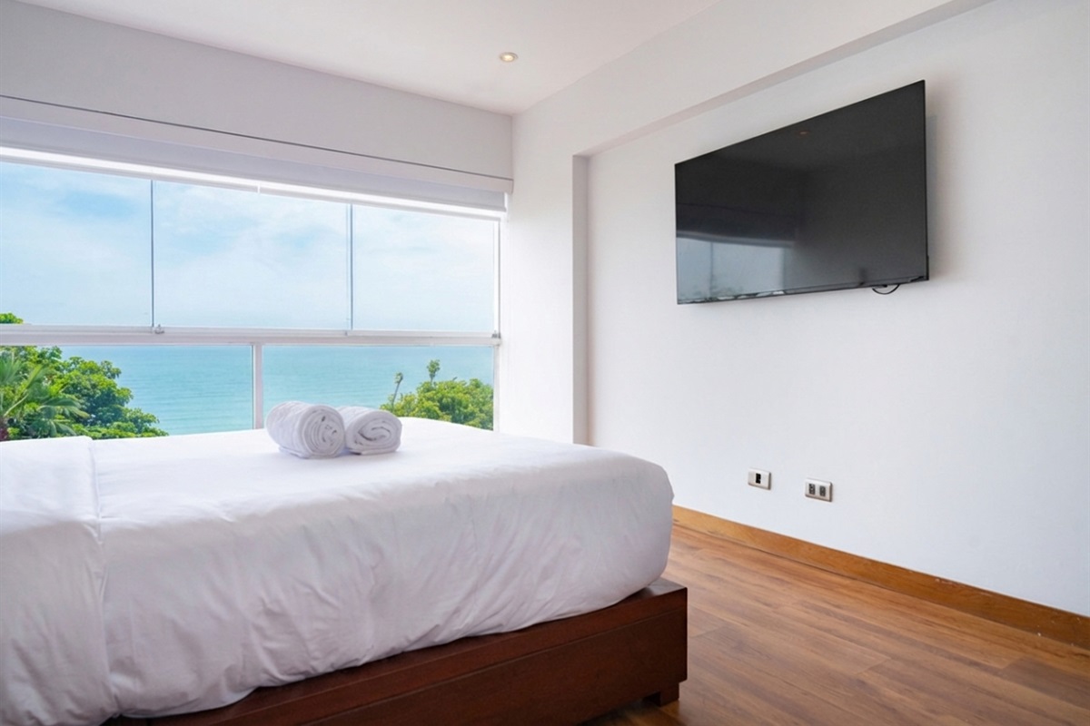 Master bedroom with stunning sea and Malecón views — wake up inspired every morning  /   Dormitorio principal con una vista impresionante al mar y al malecón — despierta inspirado cada mañana