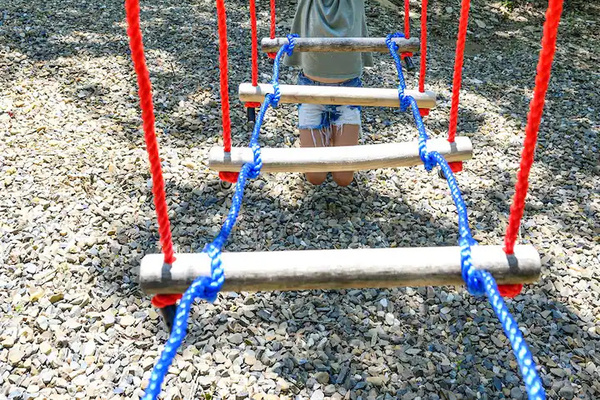TREE-TO-TREE FUN ‍ A playful rope-and-rung challenge that keeps little ones smiling while you relax nearby.
