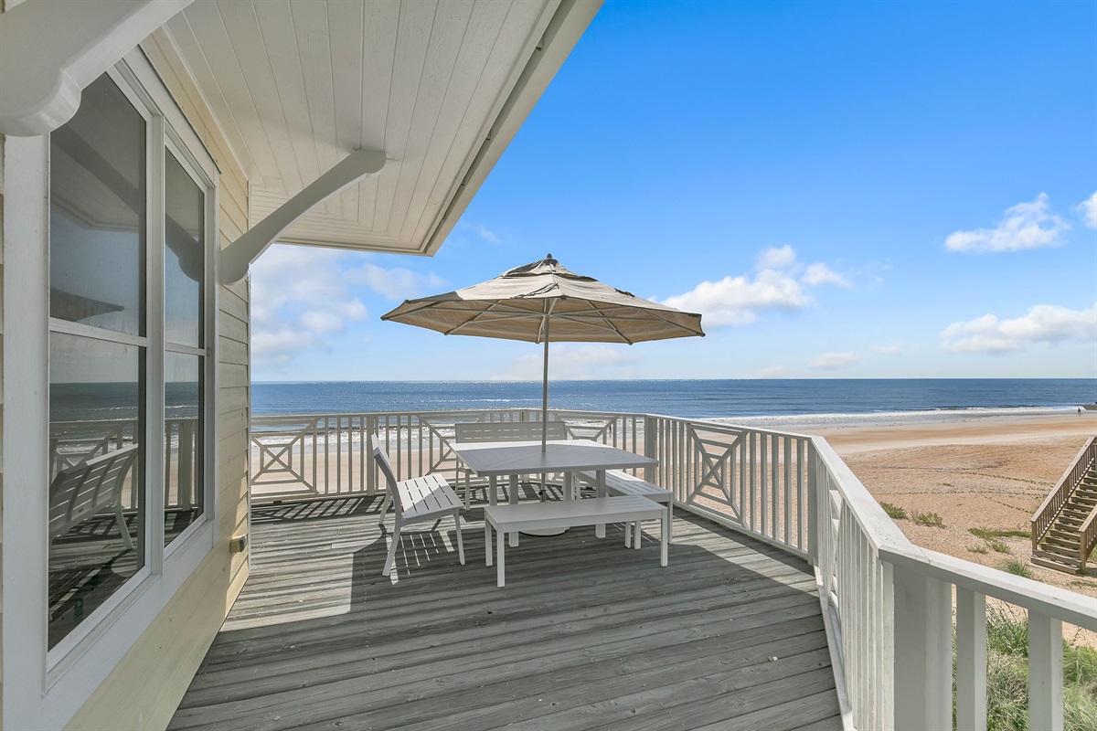 Al fresco dining option with the same great views!