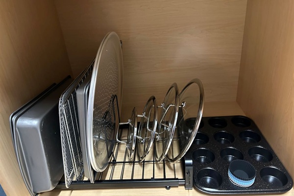Cupcake pan with silicone liners, baking pans and trays, cookie sheets, pizza pans, lids for pots and pans.