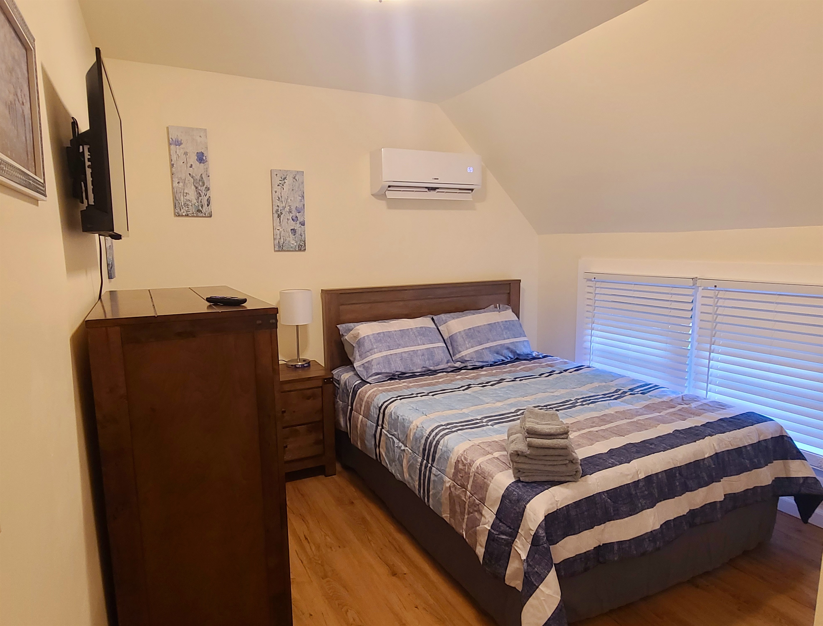 Queen bedroom #2 with SmartTV