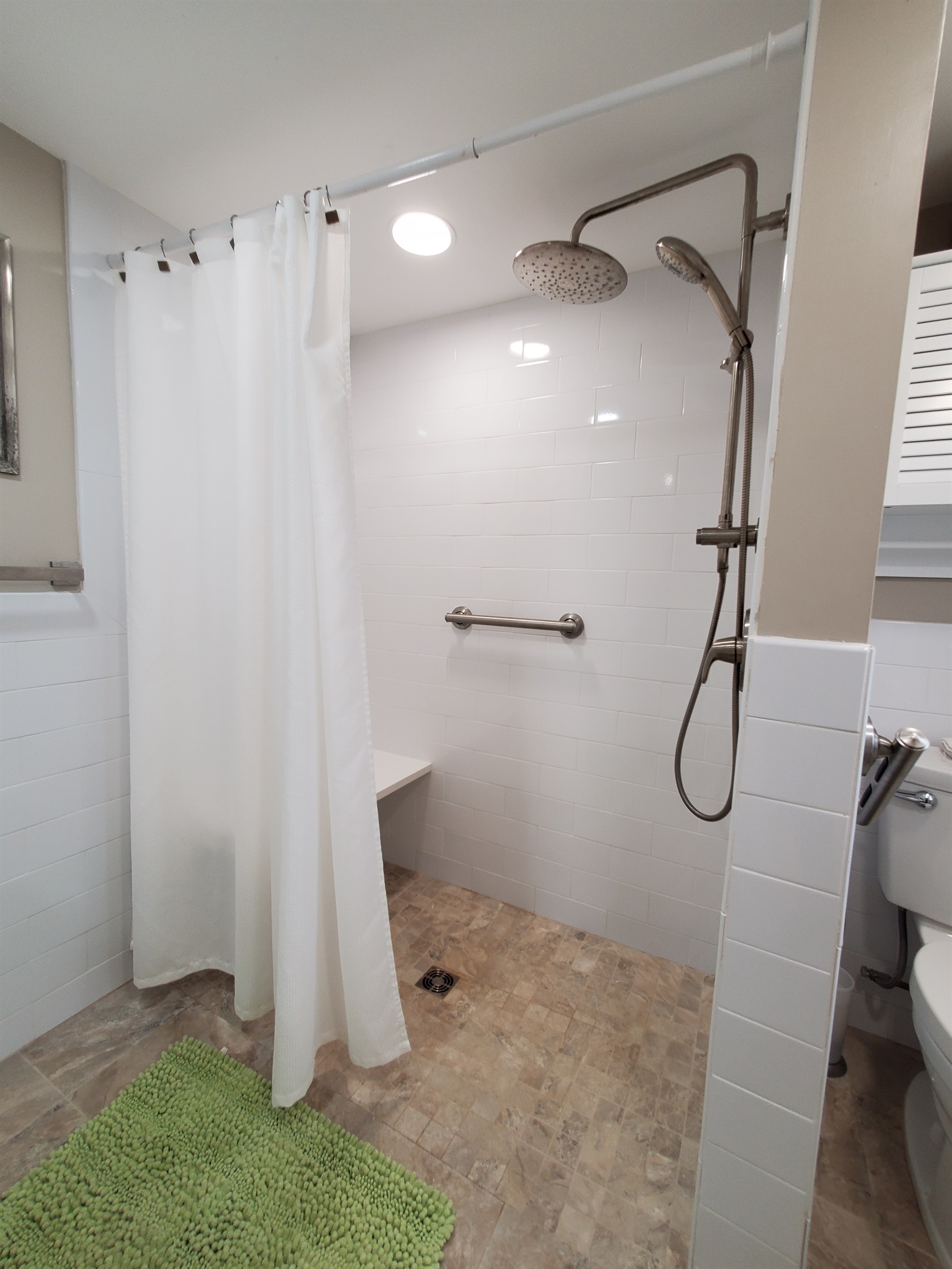 Bath w/ bench & grab bar