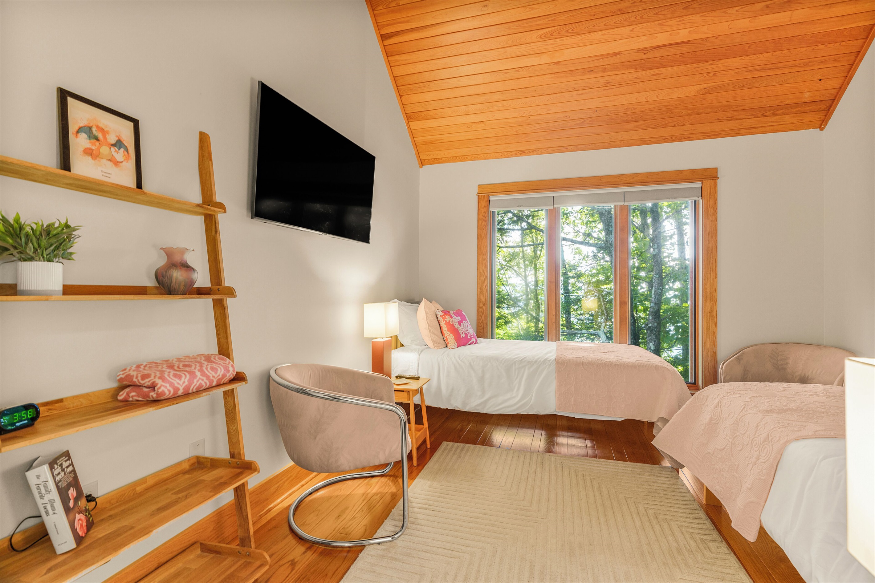 Ensuite bathroom to BR2
BR3: 2 twin bedroom with ensuite bathroom, main floor
