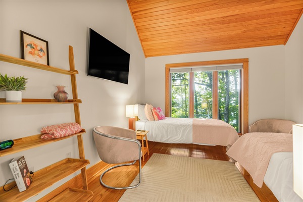 Ensuite bathroom to BR2
BR3: 2 twin bedroom with ensuite bathroom, main floor
