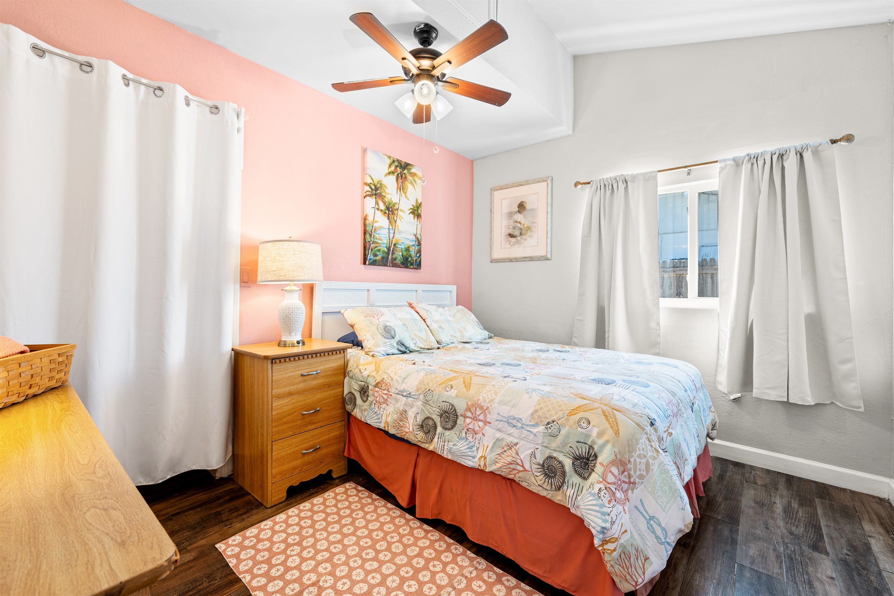 Seabreeze Queen bedroom with Smart TV, Linens for 2 and a walk in closet!